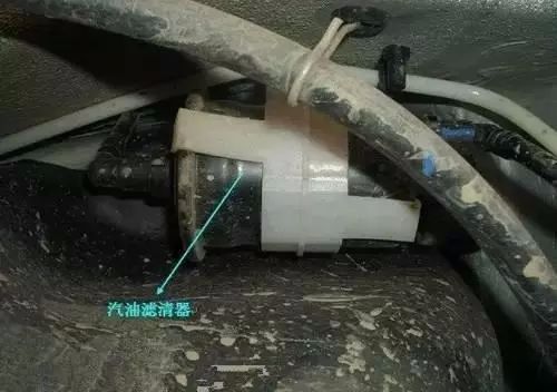汽车油箱口结构图_汽车发动机舱部件名称_汽车各部件图解